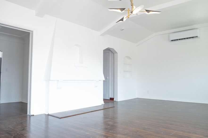 Building Photo - 3029 W Vernon Ave