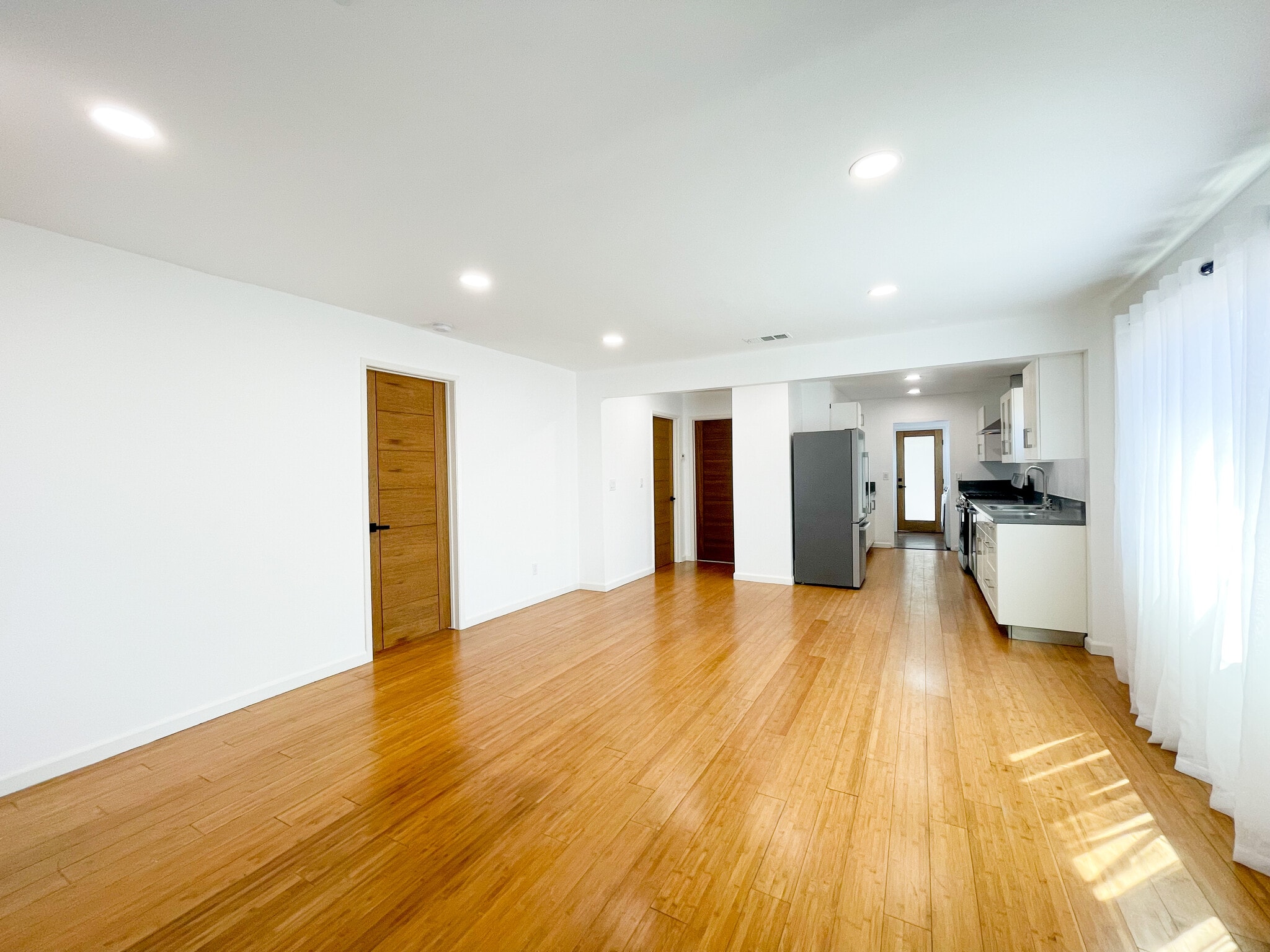 Building Photo - 958 Camulos St