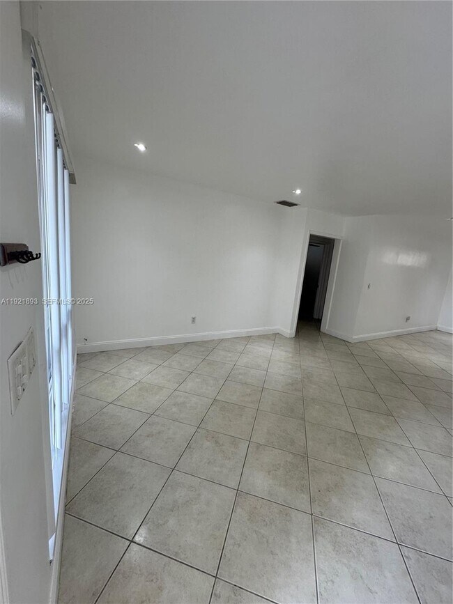 Building Photo - 640 N 71st Terrace