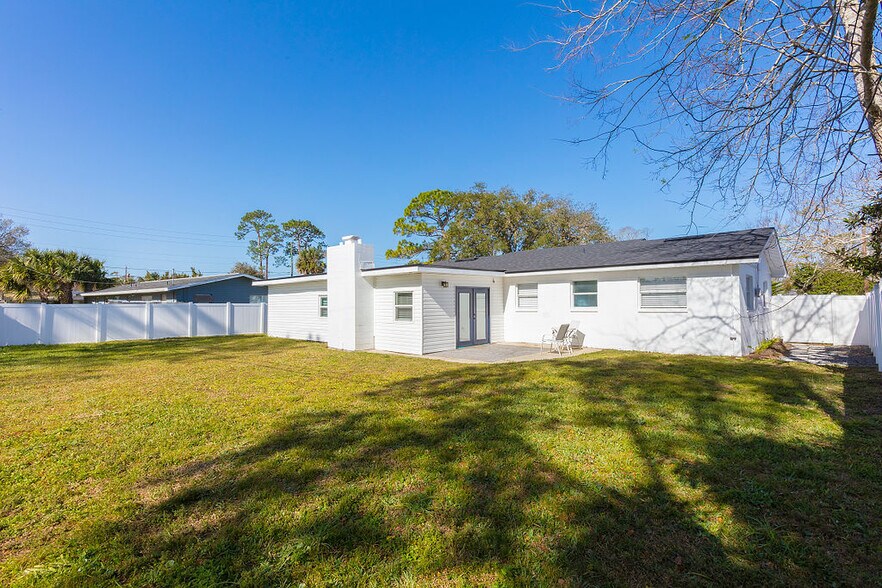 Building Photo - 553 Peacock Rd