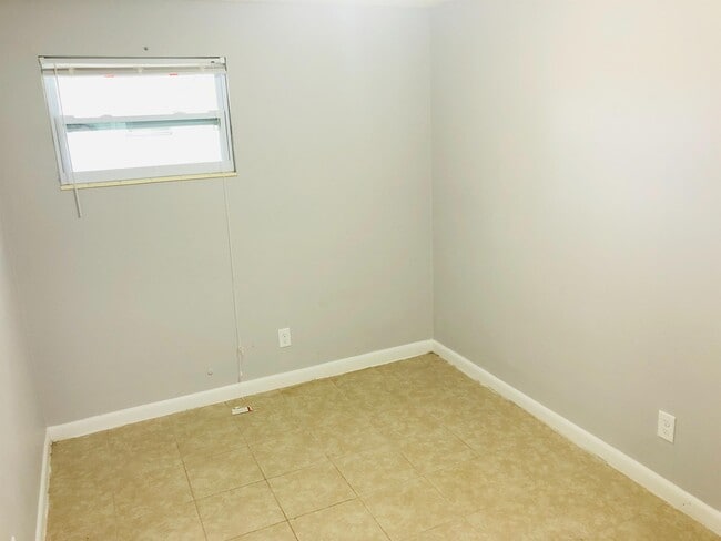 Building Photo - 240 Lee Dr