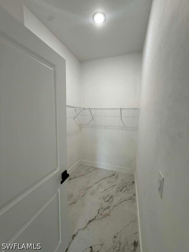 Building Photo - 908 Winters St E