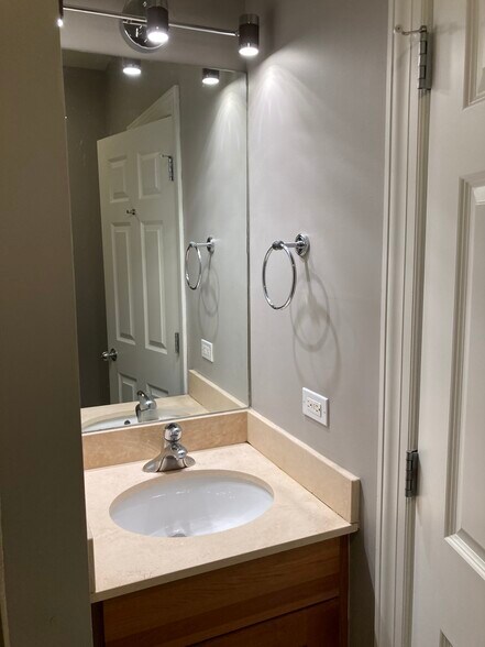 Building Photo - 1156 N Howe St