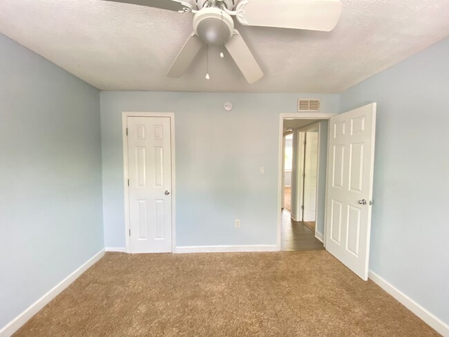 Building Photo - Spacious 3 bedroom, 2 bathroom Condo Locat...