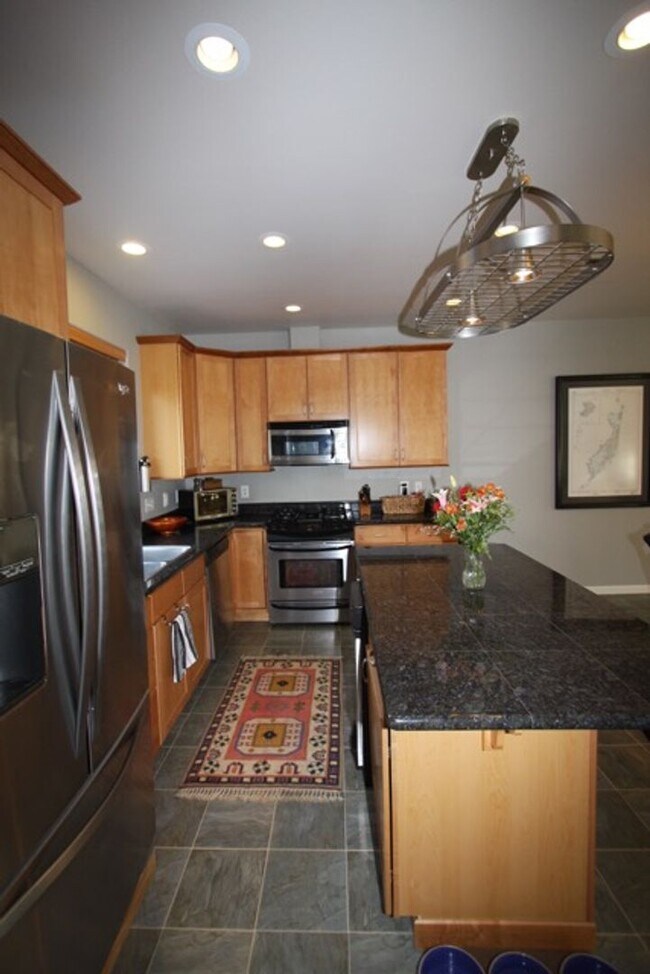 Building Photo - 3 Bed, 2.5 Bath Condo in Eagle River