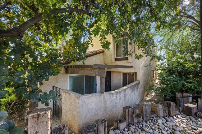 Building Photo - Spacious Condo Near Bakersfield College – Prime Location!