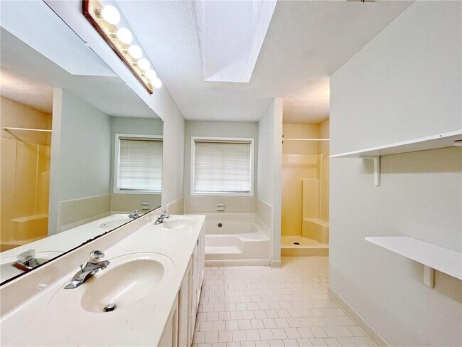 Building Photo - 11250 Ridge Hill Dr