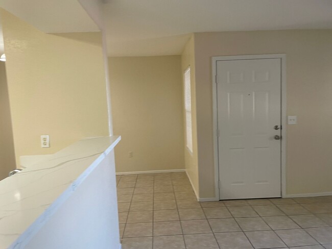 Building Photo - 1 bathroom condo located in the desirable ...