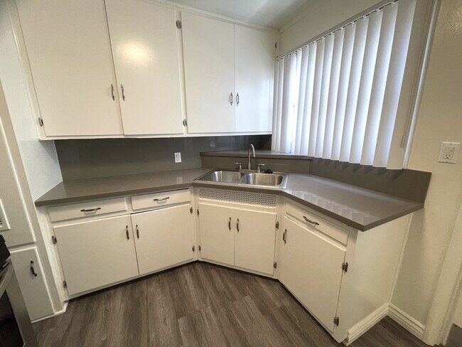 Building Photo - 3757 S Bentley Ave