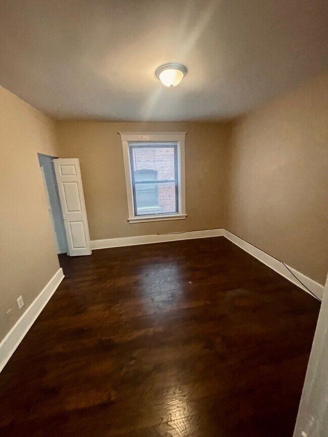 Building Photo - Renovated huge 2br/1ba in Shaw neighborhood,