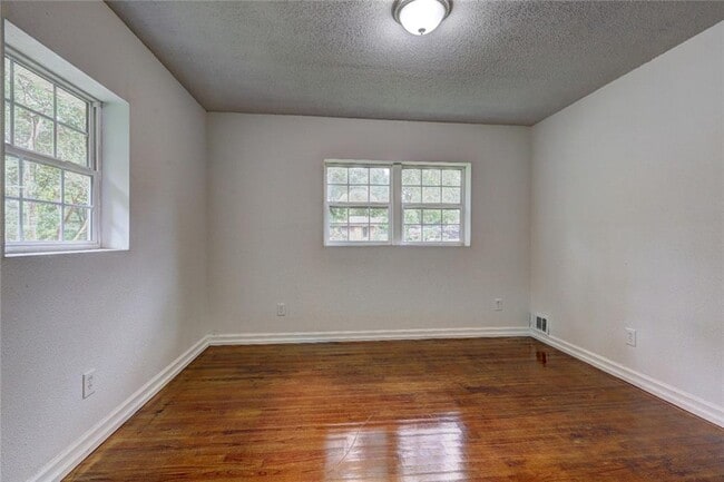 Building Photo - 2300 Ollie Dr