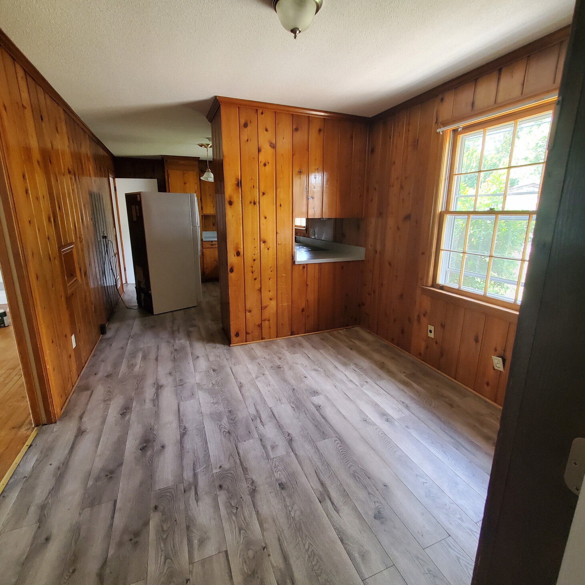 Building Photo - 301 W Lakeside Ave