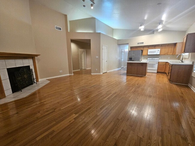 Building Photo - 1867 E Brentrup Dr