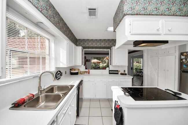 Building Photo - 17 Winged Foot Dr