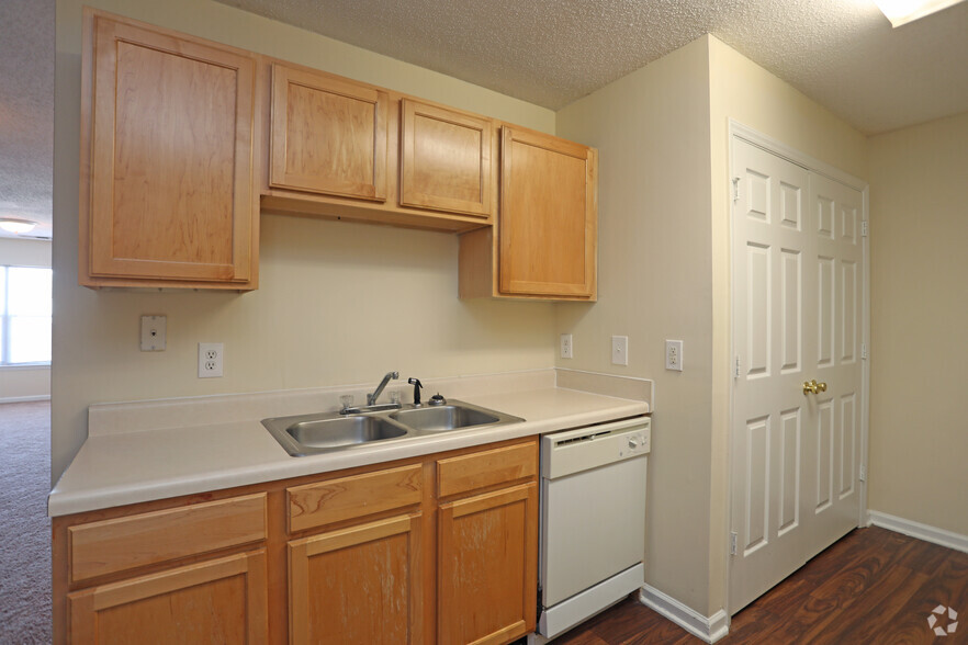 Kitchen - Reynolds Place Apartments