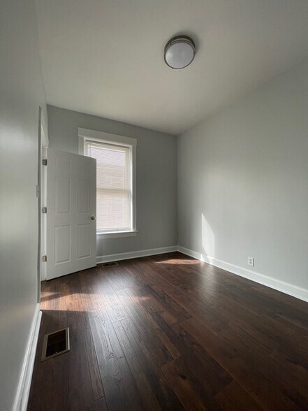 Building Photo - 916 W 68th St