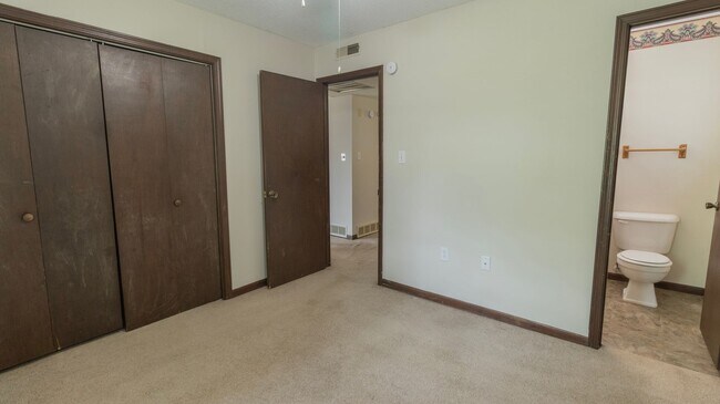 Building Photo - 613-615 Pear Tree Circle