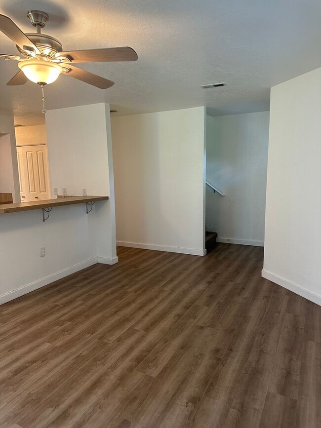 Building Photo - Cute 3 bedroom, 2 bath townhome with Community Pool in Boise