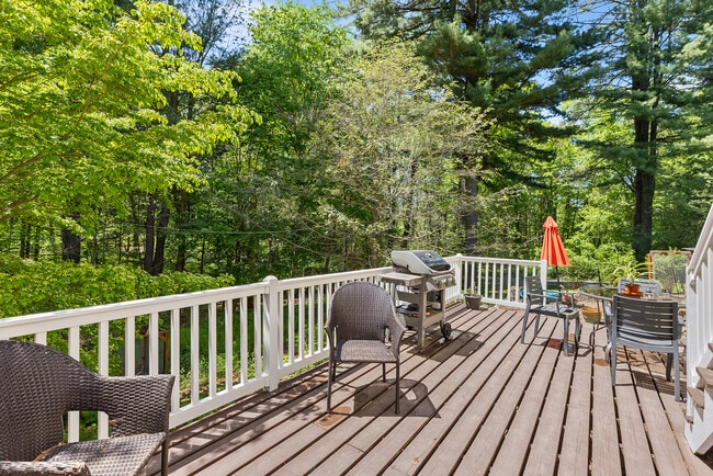 Building Photo - 160 Woodland Mead