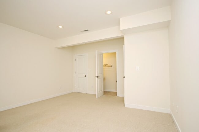 Building Photo - Spacious End-Unit Pantops Townhome