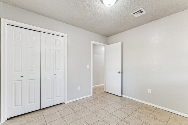 Building Photo - Beautiful brick 3 bedroom, 2 bath, 2 car g...