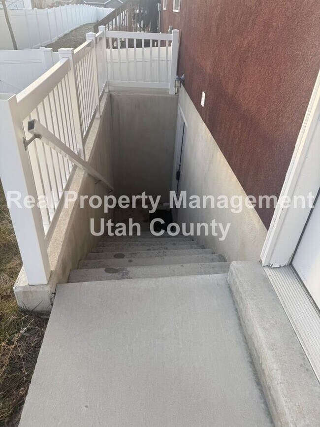 Building Photo - 998 S 960 E