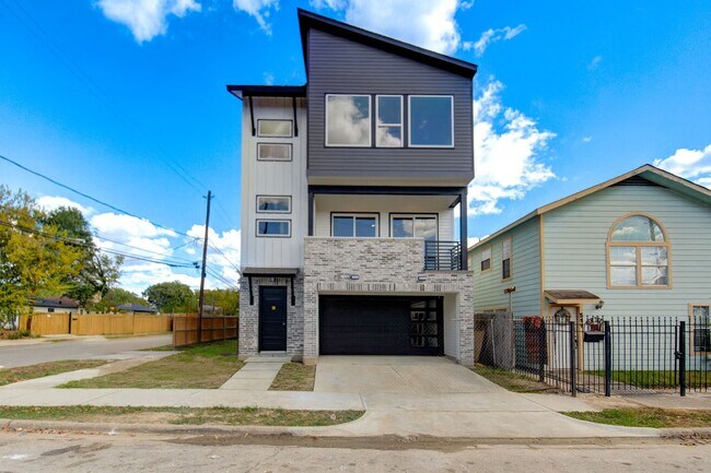 Building Photo - 4702 Coke St