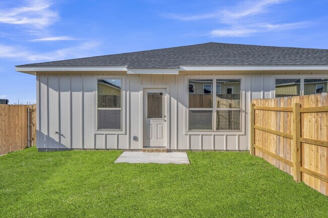 Building Photo - MOVE-IN SPECIAL: December and January rent FREE if moved in before February 1.