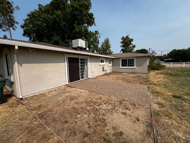 Building Photo - Nice two bedroom two bath home away from the city in Elverta, CA.