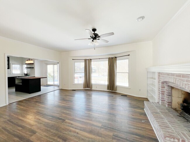 Building Photo - Stunning 4-Bedroom Home in Overland Park!