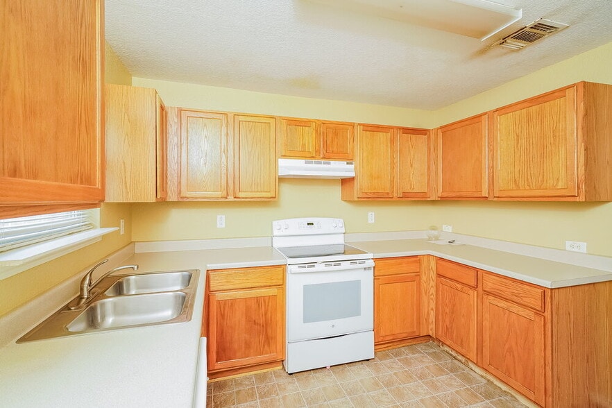 Building Photo - 8007 Heights Valley