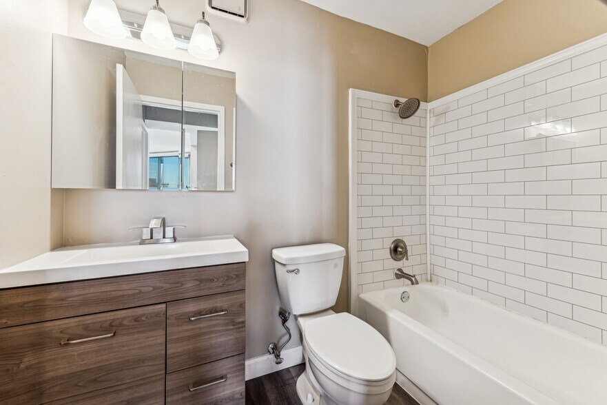 Building Photo - 33 W Delaware Pl