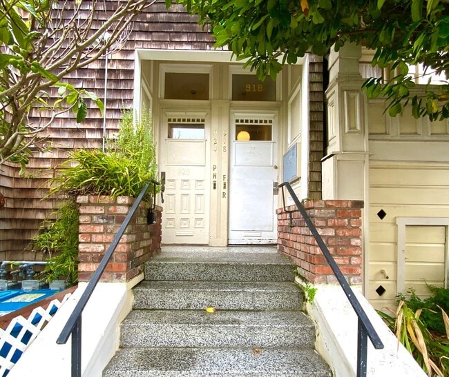 Building Photo - SPACIOUS 4BR! Laundry IN-UNIT! Great Locat...