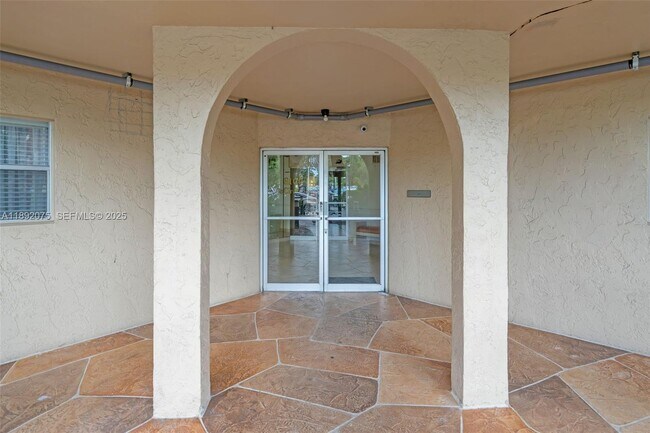 Building Photo - 6100 S Falls Cir Dr