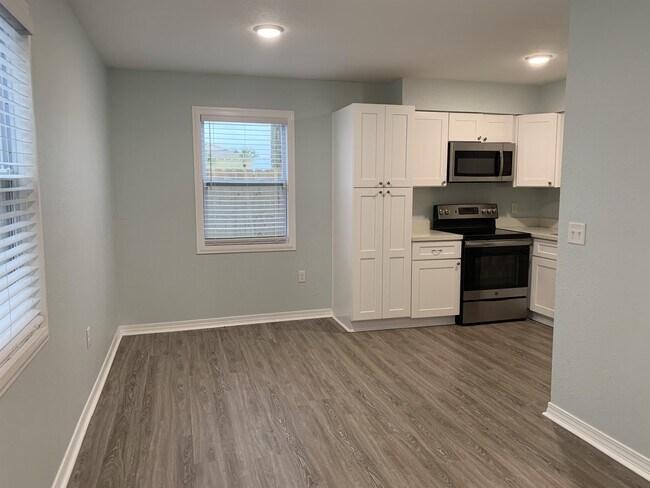 Building Photo - 723 S Berthe Ave