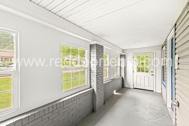 Building Photo - Spacious 3-Bed, 2-Bath Home | 1,590 Sq Ft ...