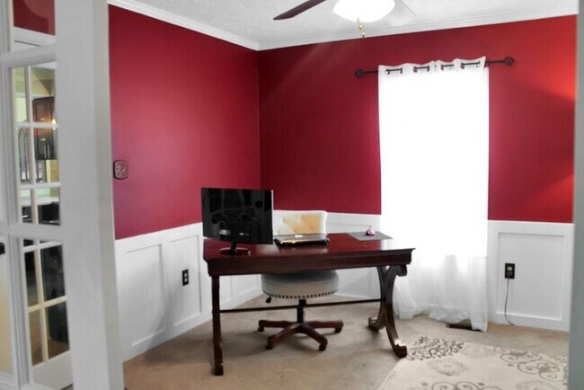 Building Photo - Charming 3-Bedroom, 2.5 Bath SFH with Fron...