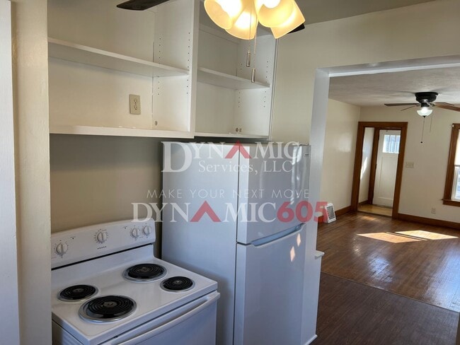 Building Photo - 4+ Bedroom, 2 Bath House with Garage and Fenced Backyard