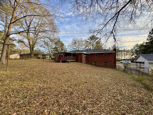 Building Photo - 556 Lamar Dr