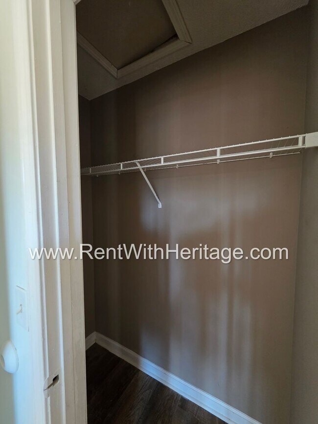 Building Photo - Awesome 3 bd/ 2 bath home / Ranch Home / No Steps / Upgrades Galore / Great Location