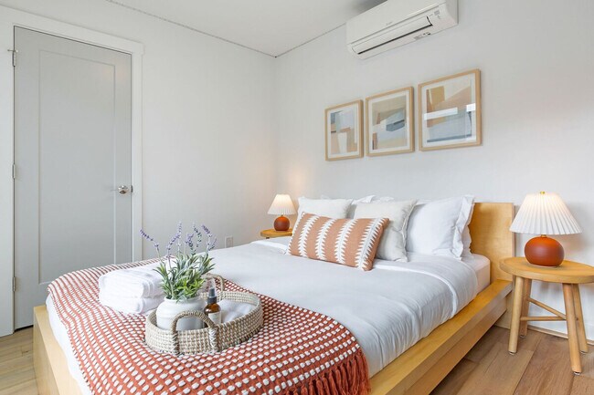 Building Photo - 628 10th Ave E