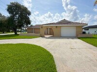 Building Photo - "Charming 2-Bed, 2-Bath Oasis with 1334 Sq Ft in New Port Richey!"