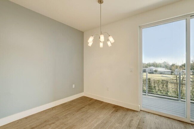 Building Photo - 604 N Bluff Dr