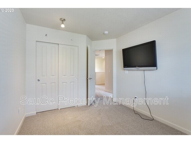 Building Photo - 10573 NE Summer Falls St