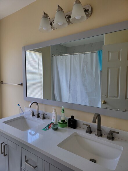 2nd full bathroom - 4614 Buckhorn Rdg