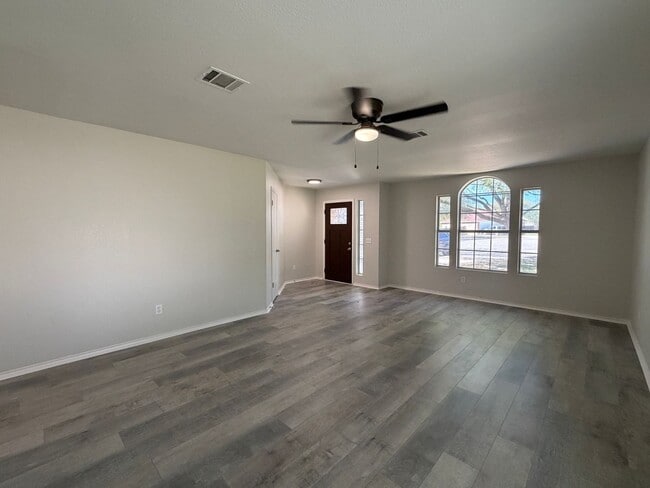 Building Photo - 3/2 in Del Valle