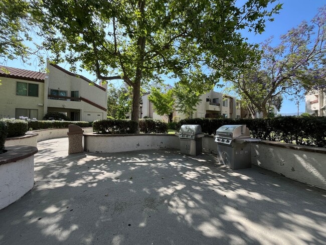 Building Photo - 1st floor condo w/pool, spa, clubhouse, te...