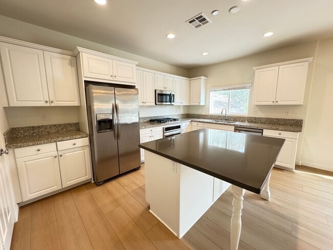 Building Photo - Beautiful 5Bd/3.5Ba Home in Cul-de-Sac in Riverside w/new Turf Back Yard and New Carpet!