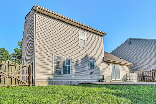 Building Photo - 4855 Golfview Dr NE