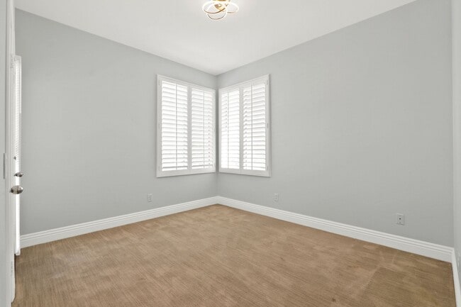 Building Photo - Spacious 3 Bedroom 3 Bath Available Now!